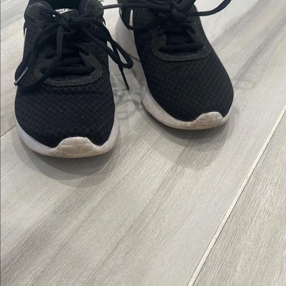 Nike Women’s Size 6.5 Lightweight Black Mesh Sneakers with White Accents - Picture 6 of 11